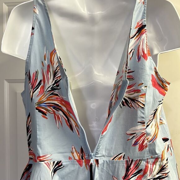 Lane Bryant Pastel Blue Floral Asymmetrical V-Neck Top with Back Zipper- Size 16 - Picture 10 of 15